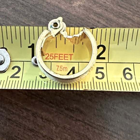 VTG Monet Ivory Emerald & Gold Tone Clip-On Earrings - Picture 5 of 8